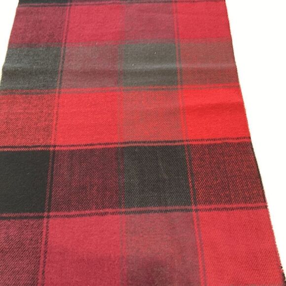 Red and green plaid hundred percent cashmere scarf made in Scotland - Picture 5 of 8